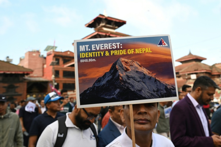 Des Népalais participent à un cortège pour célébrer la 18e Journée internationale de l’Everest et le 72e anniversaire de la première ascension du mont Everest à Katmandou, le 29 mai 2025 ( AFP / PRAKASH MATHEMA )