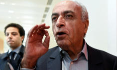 L'homme d'affaires franco-libanais Ziad Takieddine s'adresse aux médias à son arrivée au palais de justice de Paris le 7 octobre 2019, au premier jour du procès du volet financier de « l'affaire Karachi » ( AFP / Bertrand GUAY )