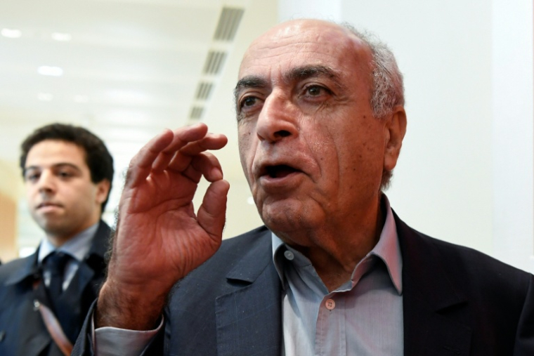 L'homme d'affaires franco-libanais Ziad Takieddine s'adresse aux médias à son arrivée au palais de justice de Paris le 7 octobre 2019, au premier jour du procès du volet financier de « l'affaire Karachi » ( AFP / Bertrand GUAY )