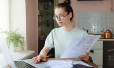 etudiante devant son ordinateur (Crédits: Adobe Stock)