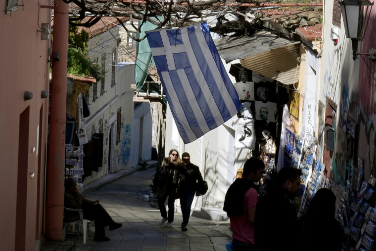 Des passants dans le quartier historique de Plaka, à Athènes, le 2 mars 2015 ( AFP / Louisa GOULIAMAKI )