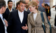Le président français Emmanuel Macron au côté de sa conseillère diplomatique Anne-Claire Legendre, à Arish en Egypte, le 8 avril 2025 ( POOL / Ludovic MARIN )