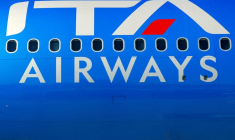 Le logo de ITA sur un avion à l'aéroport de Fiumicinon à Rome