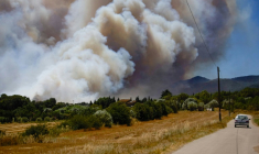 Vue de l'incendie qui fait rage près de la Costa Brava, à La Bisbal d'Empordà, en Espagne, le 3 juillet 2026 ( AFP / STRINGER )