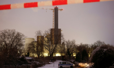 La police et les services de secours enquêtent sur le site d’un incendie de câbles haute tension sur un pont près de la centrale électrique de Lichterfelde, à l'origine d'un blackout à Berlin, le 3 janvier 2026  ( AFP / Odd ANDERSEN )