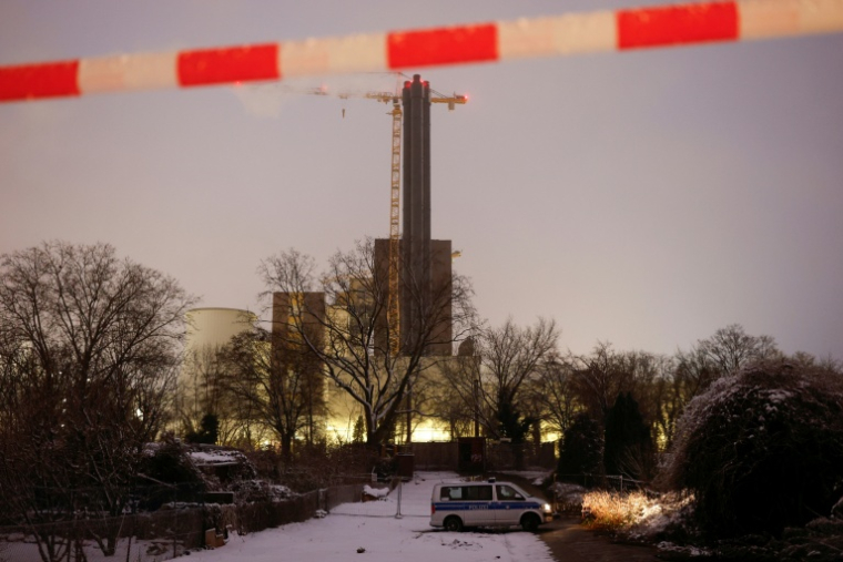 La police et les services de secours enquêtent sur le site d’un incendie de câbles haute tension sur un pont près de la centrale électrique de Lichterfelde, à l'origine d'un blackout à Berlin, le 3 janvier 2026  ( AFP / Odd ANDERSEN )