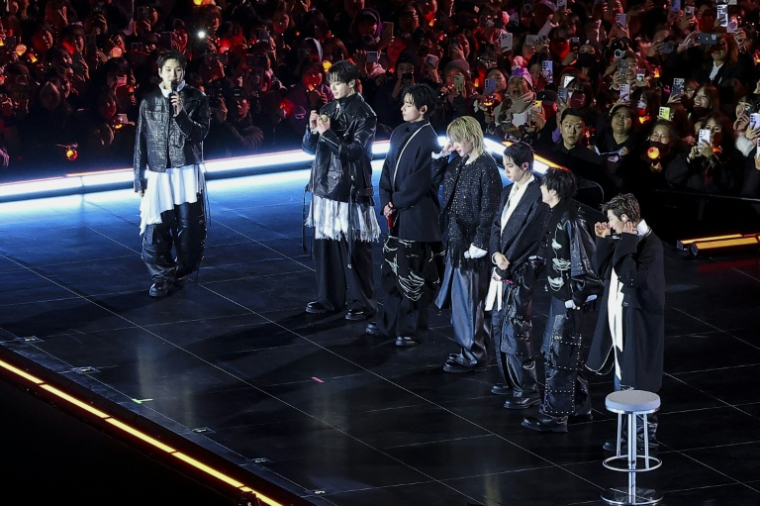 Le boys band de K-pop BTS se produit lors de son concert sur la place Gwanghwamun à Séoul, le 21 mars 2026 ( POOL / Kim Hong-Ji )