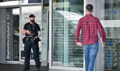 Un policier à la gare d'Aarau en Suisse le 30 aout 2026 ( AFP / Harold CUNNINGHAM )