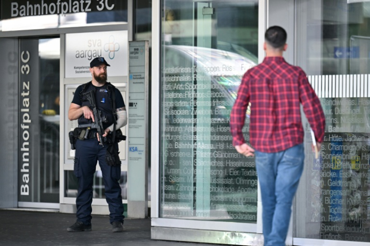 Un policier à la gare d'Aarau en Suisse le 30 aout 2026 ( AFP / Harold CUNNINGHAM )