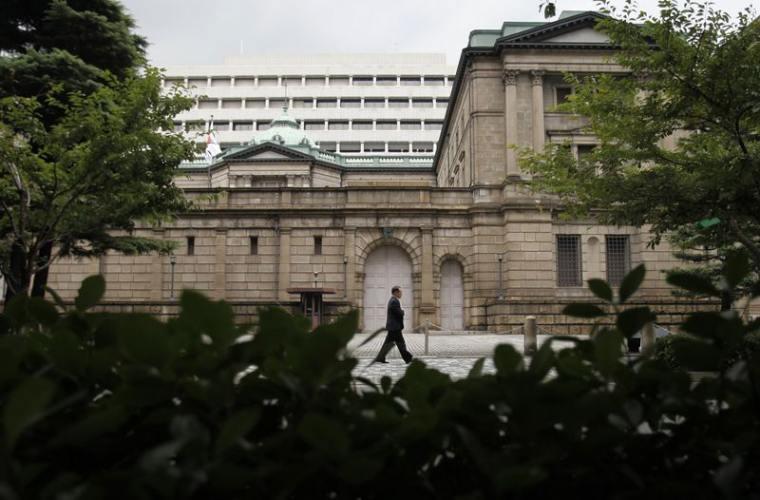 Un homme passe devant le siège de la Banque du Japon à Tokyo