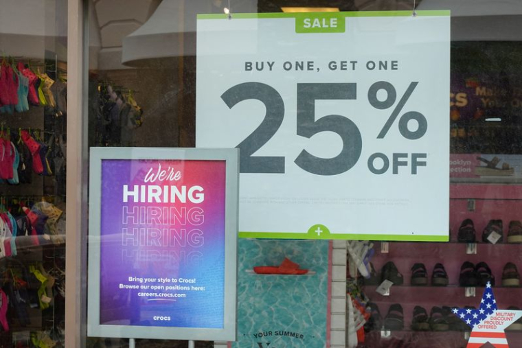 Enseigne d'emploi et enseigne de vente dans un magasin de détail