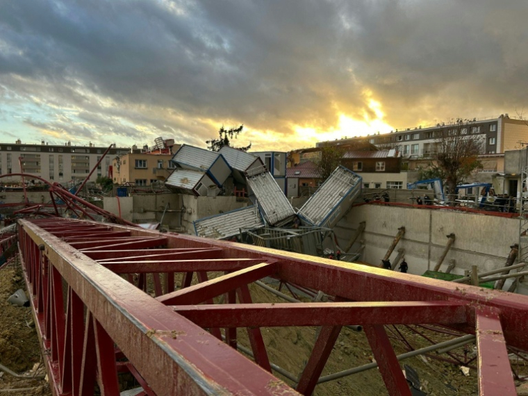 Des grues se sont effondrées lors d'un épisode de vents violents à Ermont dans le Val-d'Oise, le 20 octobre 2025 - photographie publiée par le syndicat Alliance police nationale ( Syndicat Alliance Police Nationale / Handout )