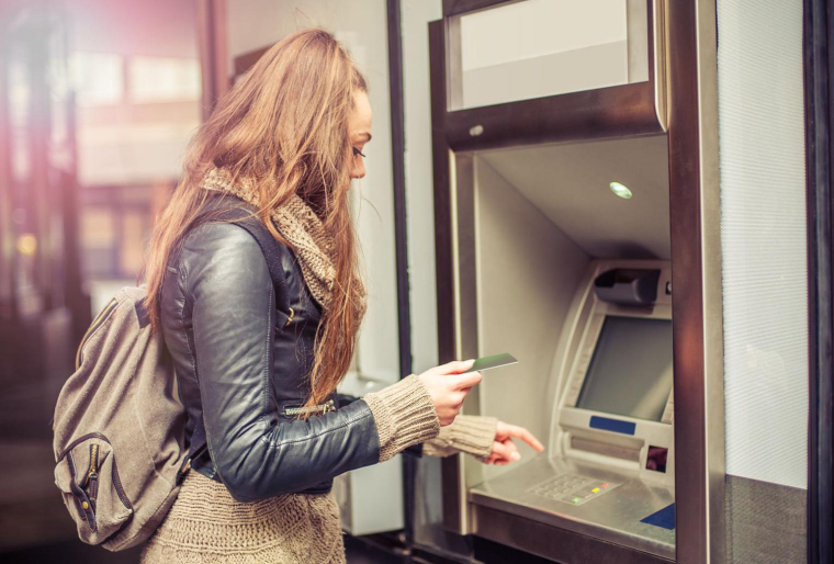 Il n’est pas trop tôt pour savoir gérer son budget quand on fait ses premiers pas dans la vie active. ( crédit photo : Shutterstock )