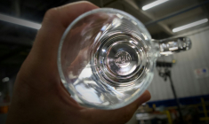 Un salarié contrôle un verre à l'usine Duralex de La Chapelle-Saint-Mesmin près d'Orléans, dans le Loiret, le 31 juillet 2024 ( AFP / GUILLAUME SOUVANT )