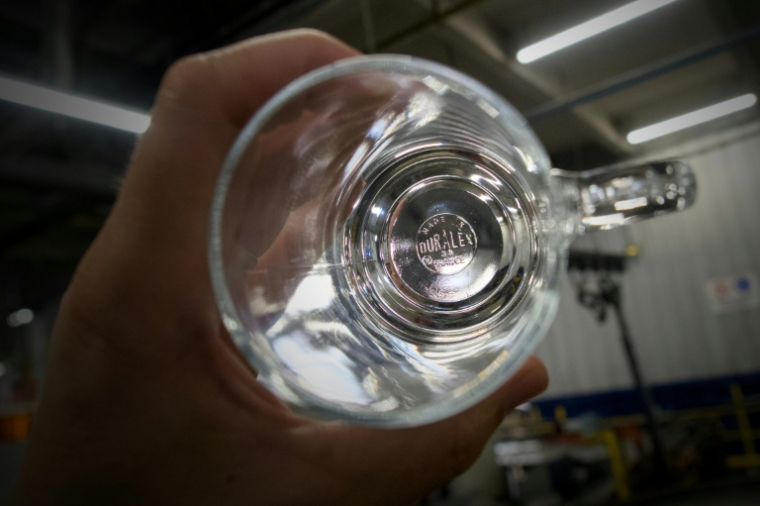 Un salarié contrôle un verre à l'usine Duralex de La Chapelle-Saint-Mesmin près d'Orléans, dans le Loiret, le 31 juillet 2024 ( AFP / GUILLAUME SOUVANT )