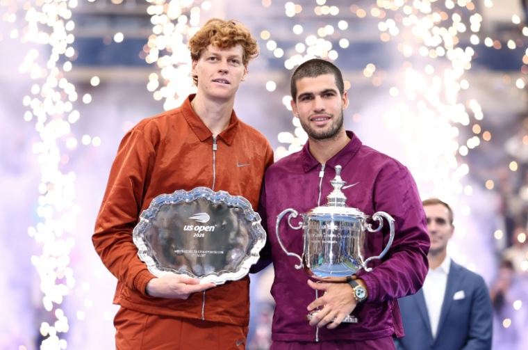 L'Espagnol Carlos Alcaraz et l'Italien Jannik Sinner posent avec leurs trophées après qu'Alcaraz a remporté la finale de l'US Open, à New York, le 7 septembre 2025 ( AFP / CHARLY TRIBALLEAU )