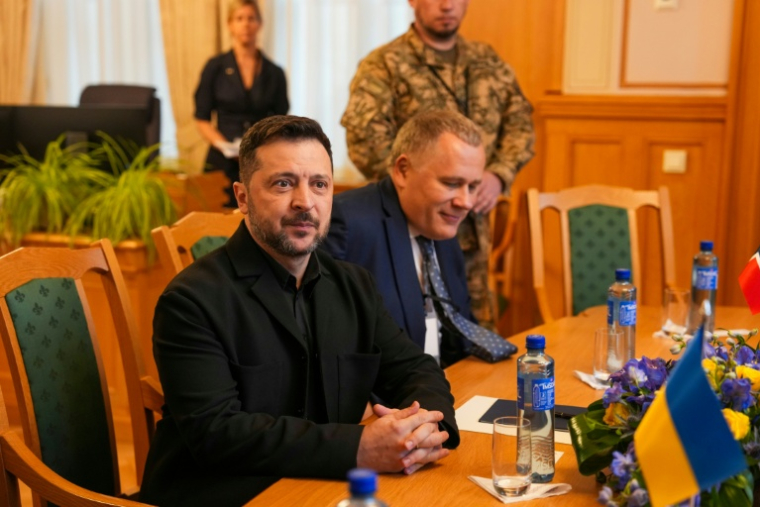 Le président ukrainien Volodymyr Zelensky (à gauche) se rend au Parlement norvégien (Storting) le 21 octobre 2026, au lendemain d'une réunion organisée dans la capitale norvégienne sur la situation en Ukraine. ( NTB / Ole Berg-Rusten )