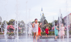 Face à la canicule, une bibliothèque climatisée, un centre civique doté de fontaines à eau ou une école ouverte au public peuvent faire toute la différence.  (crédit: Adobe Stock)