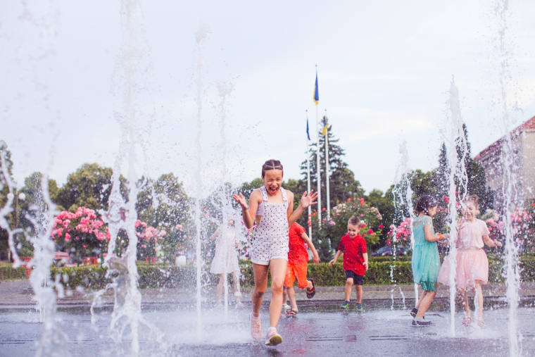Face &agrave; la canicule, une biblioth&egrave;que climatis&eacute;e, un centre civique dot&eacute; de fontaines &agrave; eau ou une &eacute;cole ouverte au public peuvent faire toute la diff&eacute;rence.  (cr&eacute;dit: Adobe Stock)