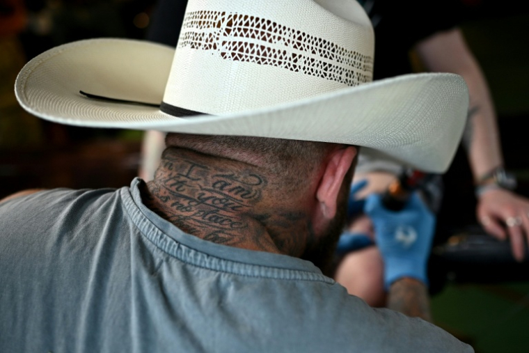 Kyle Walker travaille sur un tatouage lors du festival Country to Country (C2C), le 13 mars 2026 à Londres ( AFP / Ben Stansall )