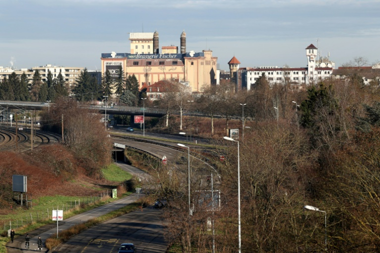 Les bâtiments des anciennes brasseries historiques Heineken (G) et Fischer à Schiltigheim, en banlieue de Strasbourg, le 16 janvier 2026 ( AFP / FREDERICK FLORIN )