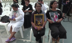 Des Thaïlandais se rassemblent à l'hôpital après le décès de la "princesse Bha"