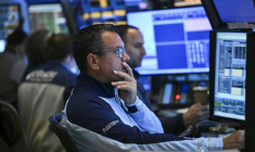 Un opérateur à la Bourse de New York, le 29 avril 2025. ( AFP / ANGELA WEISS )