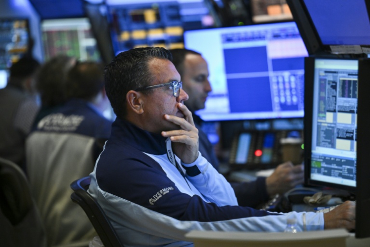 Un opérateur à la Bourse de New York, le 29 avril 2025. ( AFP / ANGELA WEISS )
