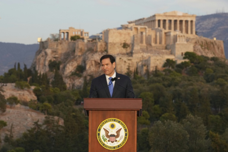 Le secrétaire d'Etat américain Marco Rubio à Athènes, avec en toile de fond l'Acropole, le 7 octobre 2026 ( POOL / Mark Schiefelbein )