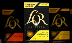 Des paquets de café L'or sont visibles dans un supermarché Carrefour à Bruxelles