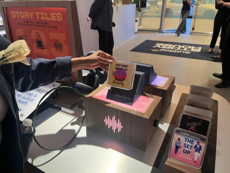 Les cartouches à écouter à la Audible Story House à New York, le 30 avril 2026 ( AFP / Thomas URBAIN )