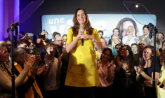 Sarah Knafo, candidate Reconquête à la mairie de Paris, s'adresse à ses partisans après les résultats du 1er tour des municipales, le 15 mars 2026 à Paris ( AFP / Ludovic MARIN )