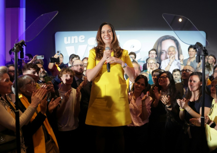 Sarah Knafo, candidate Reconquête à la mairie de Paris, s'adresse à ses partisans après les résultats du 1er tour des municipales, le 15 mars 2026 à Paris ( AFP / Ludovic MARIN )