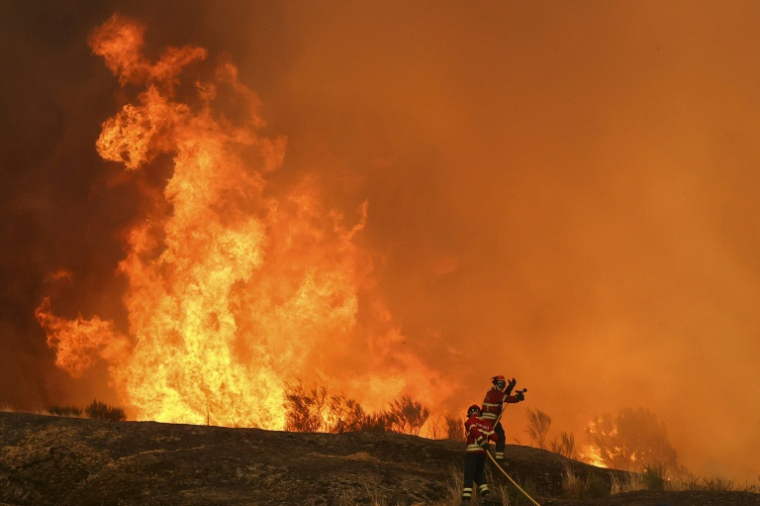 Des pompiers luttent contre un incendie à Casal do Monte, au Portugal, le 13 août 2025 ( AFP / PATRICIA DE MELO MOREIRA )