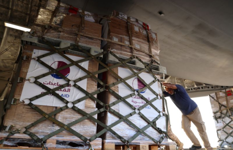 L'aide qatarie est chargée dans un avion cargo à destination du Liban