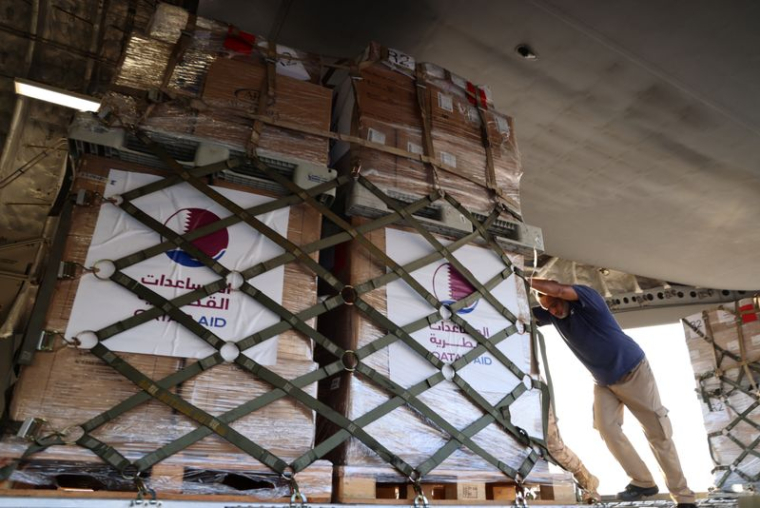 L'aide qatarie est chargée dans un avion cargo à destination du Liban