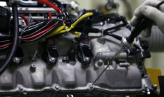 Un ingénieur de Toyota Motor Corp. inspecte un moteur V8