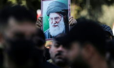 Un portrait de l'ayatollah Khamenei brandi lors d'une manifestation de soutien à la République islamique, à Bagdad le 16 janvier 2026 ( AFP / AHMAD AL-RUBAYE )