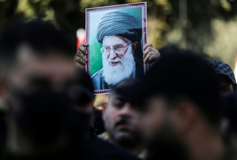 Un portrait de l'ayatollah Khamenei brandi lors d'une manifestation de soutien à la République islamique, à Bagdad le 16 janvier 2026 ( AFP / AHMAD AL-RUBAYE )
