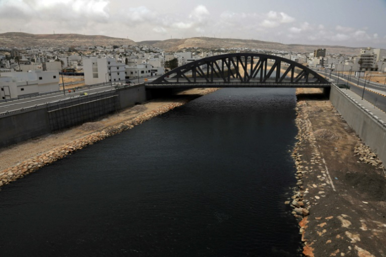 Un pont construit dans le cadre du nouveau projet de logements, intégré au plan de reconstruction, le 17 mai 2026 dans le quartier d'Al-Salam à Derna, près de trois ans après le passage dévastateur d'une tempête ( AFP / Abdullah DOMA )