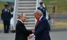 Le président américain Donald Trump et le président russe Vladimir Poutine sur la base militaire Elmendorf-Richardson en Alaska, le 15 août 2025 ( AFP / ANDREW CABALLERO-REYNOLDS )