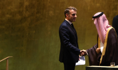 Emmanuel Macron avec le ministre saoudien des Affaires étrangères, Faisal bin Farhan, au siège des Nations unies, le 22 septembre 2025 ( GETTY IMAGES NORTH AMERICA / SPENCER PLATT )