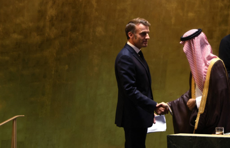 Emmanuel Macron avec le ministre saoudien des Affaires étrangères, Faisal bin Farhan, au siège des Nations unies, le 22 septembre 2025 ( GETTY IMAGES NORTH AMERICA / SPENCER PLATT )
