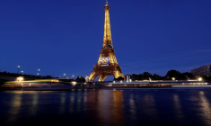 Les anneaux olympiques exposés au premier étage de la Tour Eiffel