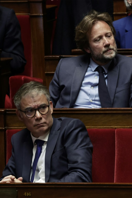 Boris Vallaud, président du groupe socialistes et apparentés à l'Assemblée nationale (en haut) et Olivier Faure, député et premier secrétaire du PS (en bas), siégeant en séance le 27 mai 2025 ( AFP / STEPHANE DE SAKUTIN )