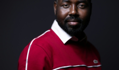 Karam Hassan, ancien réfugié soudanais, désormais cadre chez L'Oréal, à Paris, le 10 mars 2026 ( AFP / JOEL SAGET )