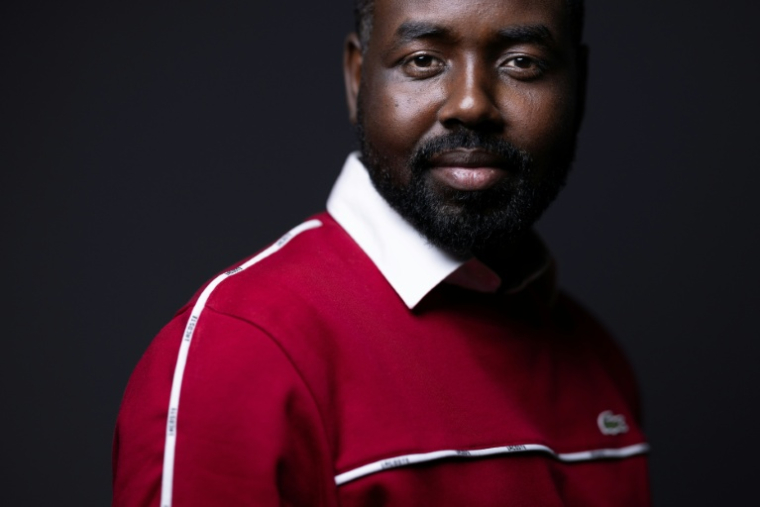 Karam Hassan, ancien réfugié soudanais, désormais cadre chez L'Oréal, à Paris, le 10 mars 2026 ( AFP / JOEL SAGET )