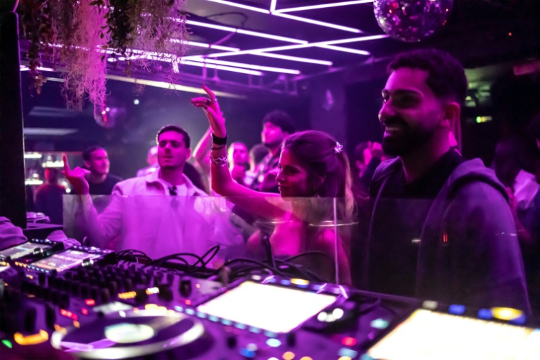 Des clients dansent dans un club souterrain utilisé comme abri anti-bombes à Tel Aviv, le 9 mars 2026 ( AFP / OLYMPIA DE MAISMONT )