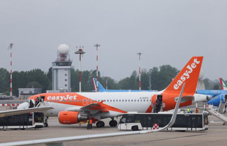 Un avion Easyjet est remorqué à l'aéroport de Linate à Milan, en Italie