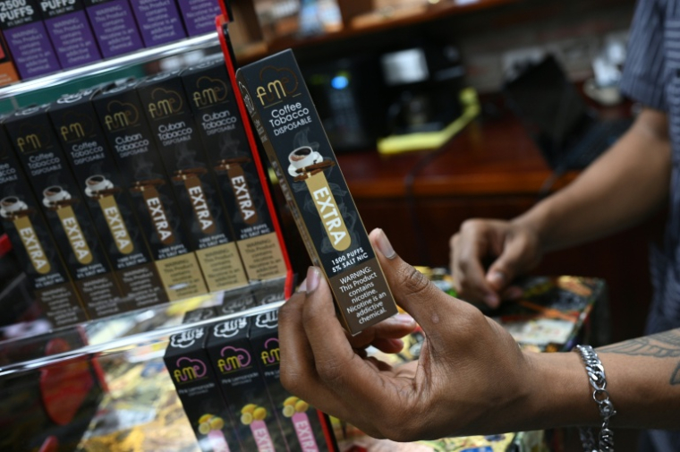 Des boîtes de cigarettes électroniques jetables dans une boutique à Caracas, le 3 août 2023 au Venezuela où la vente et l'utilisation des cigarettes électroniques sont désormais interdites ( AFP / Federico PARRA )